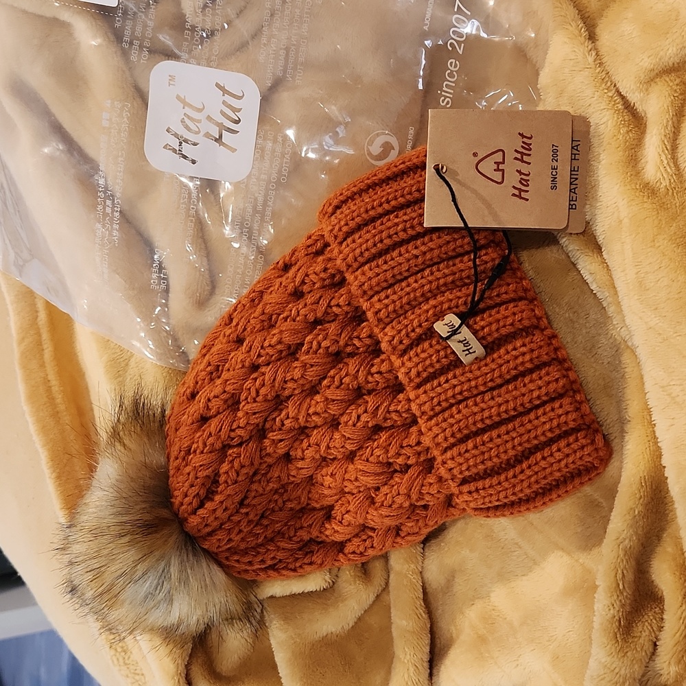 NWT Hat Hut Beanie with furry removable pompom